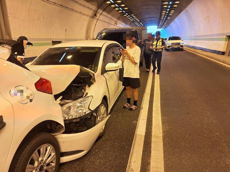 国道3号中寮隧道出现8车连环车祸，幸未传出伤亡。（民众提供）