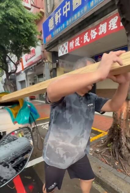 网友指控男子从货车搬起木材时还刻意往他的脸「招呼」。（撷取自网路）