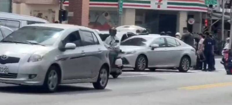 警方在太平区逮捕多名逃逸移工。（取自社会事件新闻影音）