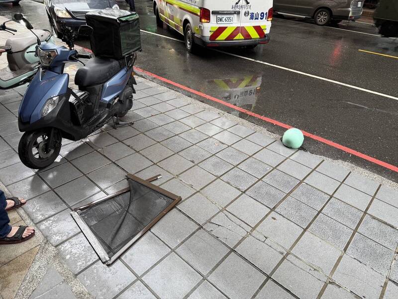 纱窗从天而降。（记者徐圣伦翻摄）