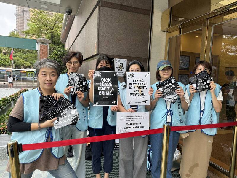 空服員工會23到25日上午10時至下午5時,在張榮發基金會門口發放應援小物。(桃園市空服員職業工會提供) 空服員工會23到25日上午10時至下午5時,在張榮發基金會門口發放應援小物。(桃園市空服員職業工會提供)