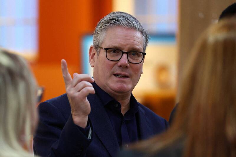 英国首相施凯尔领导的工党24日在该党铁票区威尔斯的议会补选中惨败。图为施凯尔23日造访布莱顿的巴克莱银行。 (路透) 英国首相施凯尔领导的工党24日在该党铁票区威尔斯的议会补选中惨败。图为施凯尔23日造访布莱顿的巴克莱银行。 (路透)