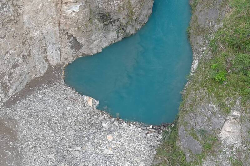 立霧溪堰塞湖壩體降挖啟動了! 最新空拍畫面曝光