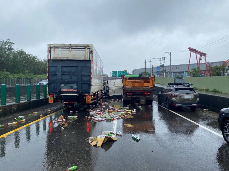 3辆车碰撞，车祸现场一片凌乱。（警方提供）