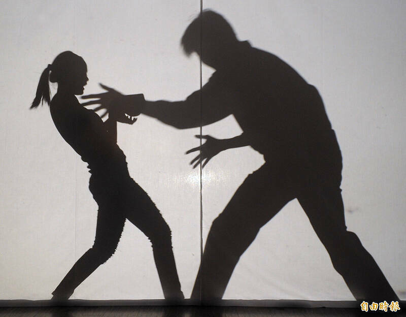 嘉义县男子性侵儿子未成年女友，遭判刑4年6月。（示意图）