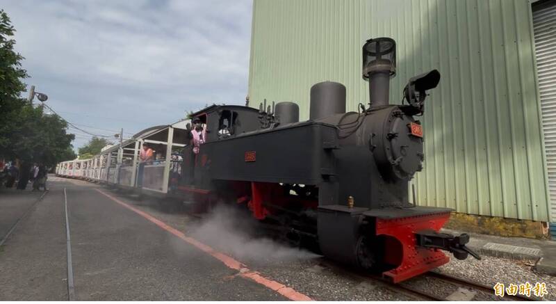 溪湖糖廠77歲「346蒸汽五分車」復駛 連假班班客滿