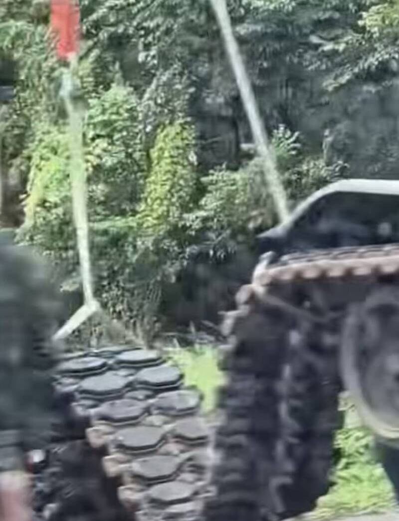 履带断裂倒的CM11战车。（民众吴先生提供）