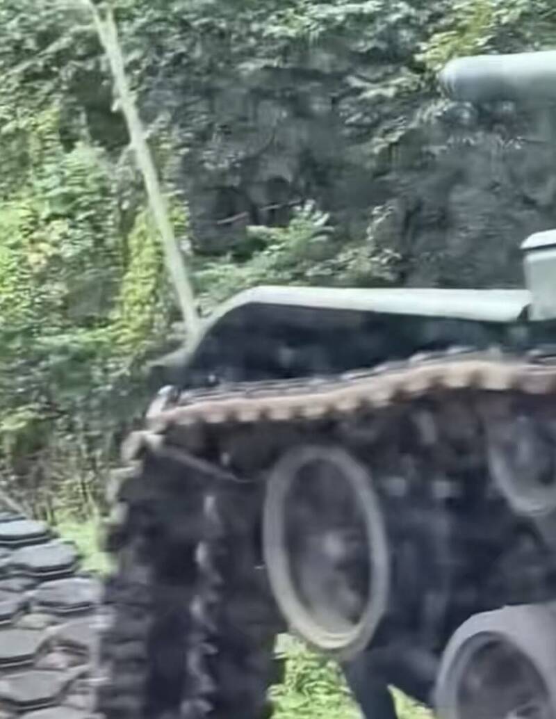 履带断裂的CM11战车。（民众吴先生提供）