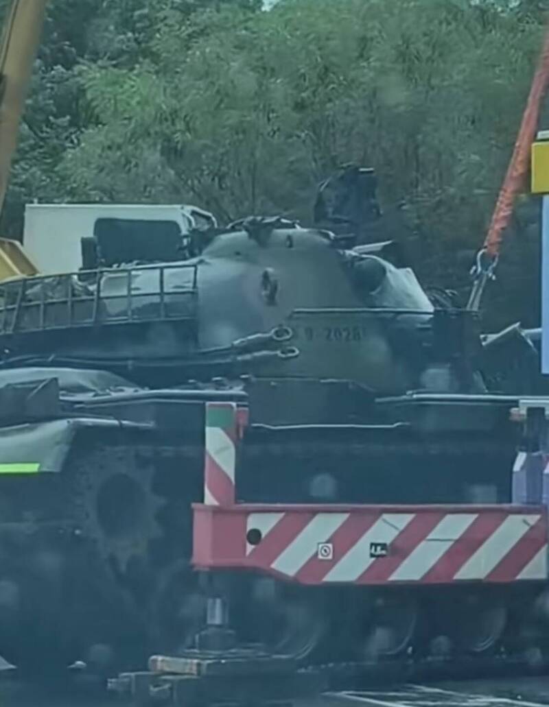 CM11战车履带断裂，横躺在竹北新丰交界处的省道旁。（民众吴先生提供）