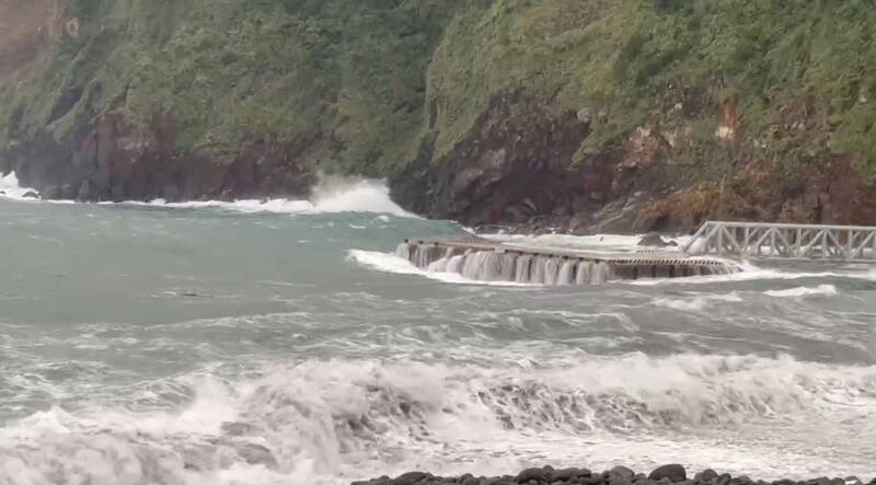 島上積水未退!宜蘭龜山島續封島至10/25