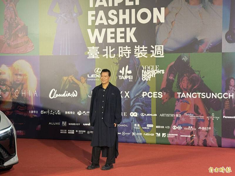 蔡詩萍身穿TANGTSUNGCHIEN(唐宗謙)的作品系列「透間之形」步上星光大道紅毯。(記者孫唯容攝) 蔡詩萍身穿TANGTSUNGCHIEN(唐宗謙)的作品系列「透間之形」步上星光大道紅毯。(記者孫唯容攝)