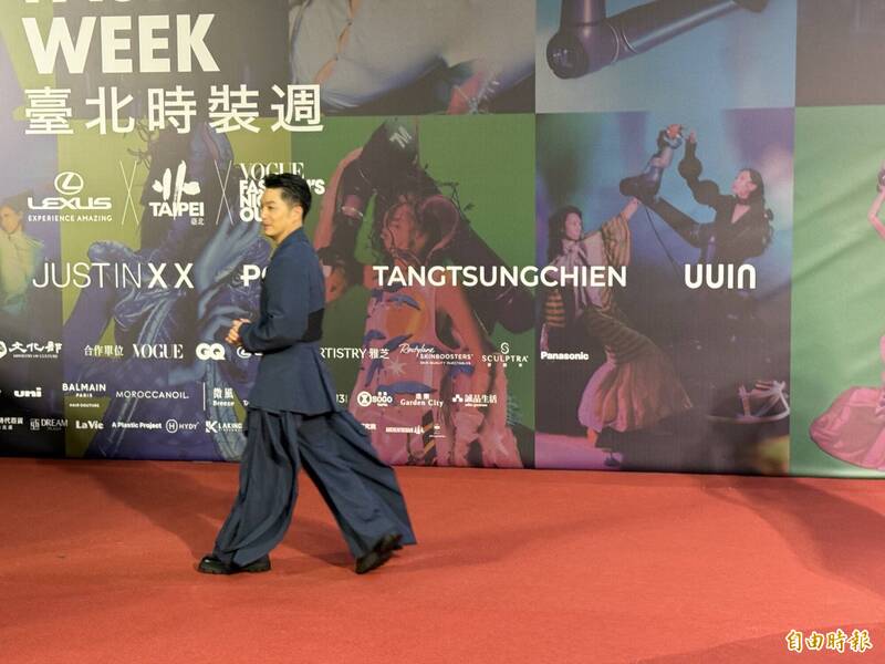 蔣萬安穿上設計師品牌 PCES(暢芷荺、李玉琪、BrunoChung)設計的服裝亮相。(記者孫唯容攝) 蔣萬安穿上設計師品牌 PCES(暢芷荺、李玉琪、BrunoChung)設計的服裝亮相。(記者孫唯容攝)
