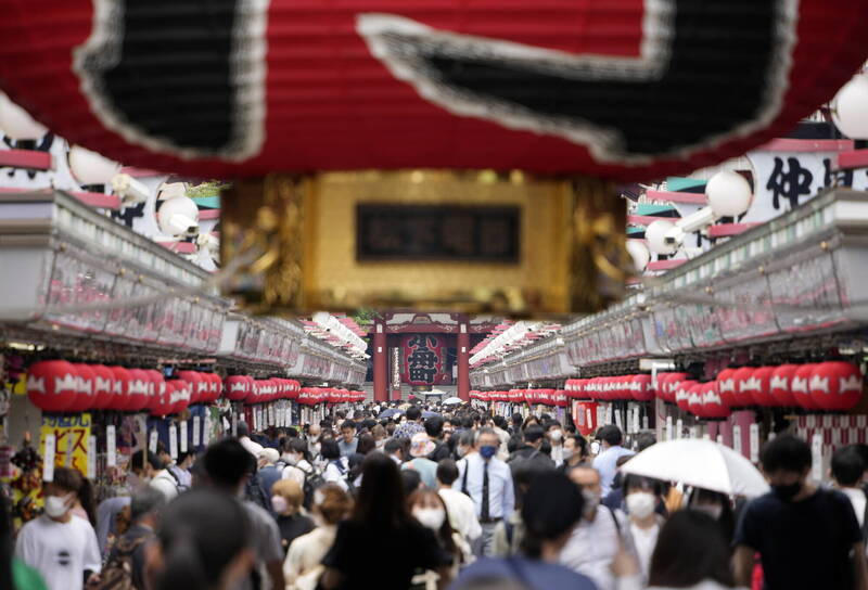 日本首位女首相高市早苗才刚上任,就有传言指出,高市设立了一个专门部门,要「大规模驱逐」外国人。图为东京的观光客。(欧新社档案照) 日本首位女首相高市早苗才刚上任,就有传言指出,高市设立了一个专门部门,要「大规模驱逐」外国人。图为东京的观光客。(欧新社档案照)