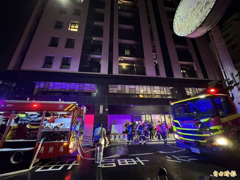 警消获报大楼火警前往救援，许多住户也连忙下楼疏散。（记者许丽娟摄）