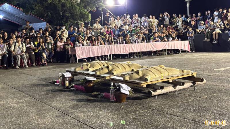 西拉雅族吉貝耍夜祭  3隻米糕豬代替16頭全豬敬獻「阿立母」