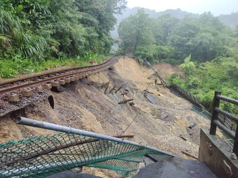 邊坡滑動 台鐵平溪線3天連假停駛、啟動公路接駁