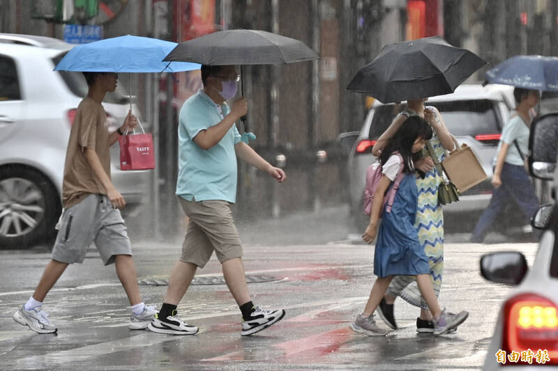 連假首日北、東雨仍多!其他地區多雲時晴