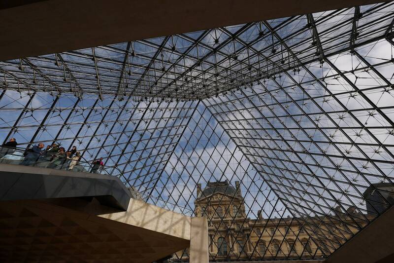 法国巴黎罗浮宫19日惊传窃案。(路透) 法国巴黎罗浮宫19日惊传窃案。(路透)