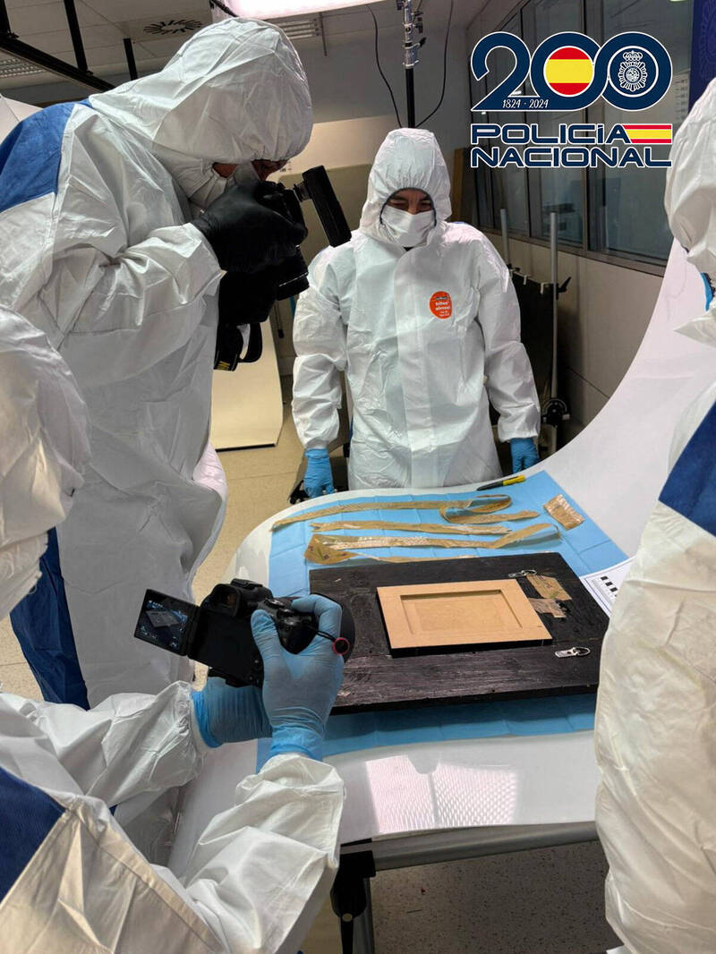 西班牙国家警察发布他们找回毕卡索画作《吉他静物》的照片。(法新社) 西班牙国家警察发布他们找回毕卡索画作《吉他静物》的照片。(法新社)