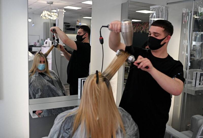 熟了就變敷衍？ 網友吐槽「髮型師通病」掀共鳴