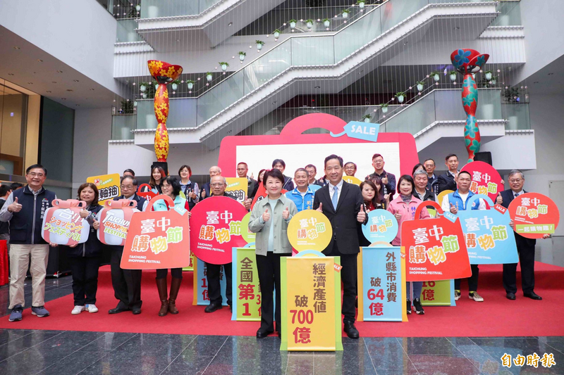台中購物節滿滿盧秀燕！民眾信手拿日本觀光海報：看不見福岡市長