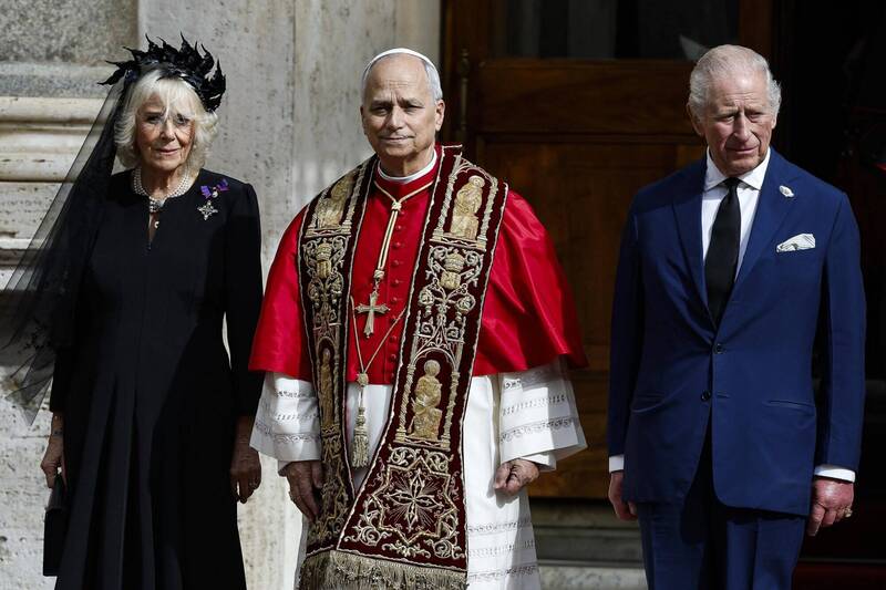 英王查尔斯三世与教宗良十四世在梵蒂冈的西斯汀教堂并肩祈祷,象征英国国教会(圣公会)与天主教五百年决裂后迎来历史性和解。(路透社) 英王查尔斯三世与教宗良十四世在梵蒂冈的西斯汀教堂并肩祈祷,象征英国国教会(圣公会)与天主教五百年决裂后迎来历史性和解。(路透社)