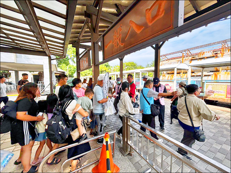 溪湖糖廠346蒸汽五分車 復駛載客