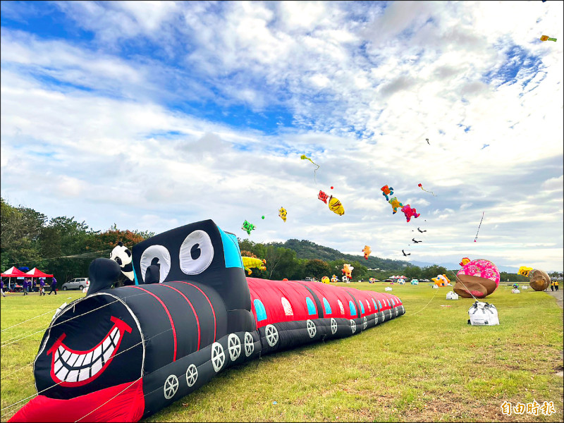 苗栗賞風箏 今看夜光秀 明請吃粄條