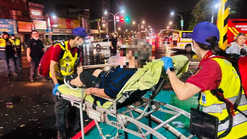 消防人员将四楼民众救出后,预防性送医。(消防局提供) 消防人员将四楼民众救出后,预防性送医。(消防局提供)