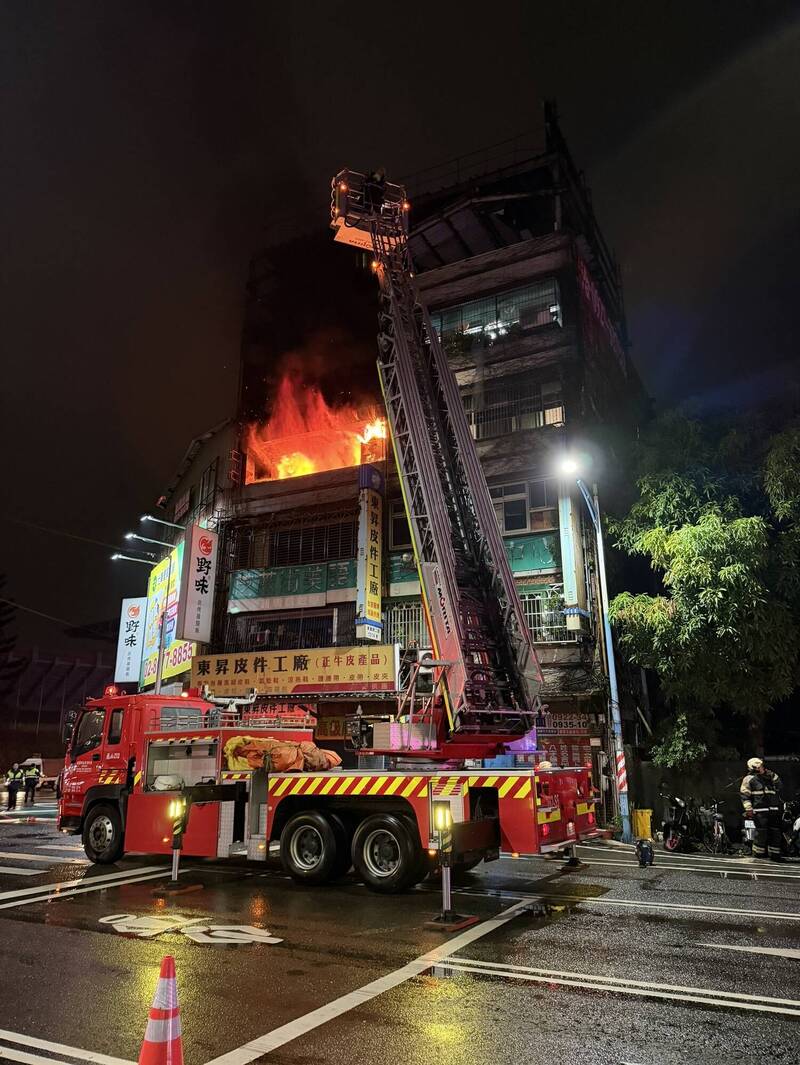 龟山民宅火灾,警方动员警力协助交管。(警方提供) 龟山民宅火灾,警方动员警力协助交管。(警方提供)