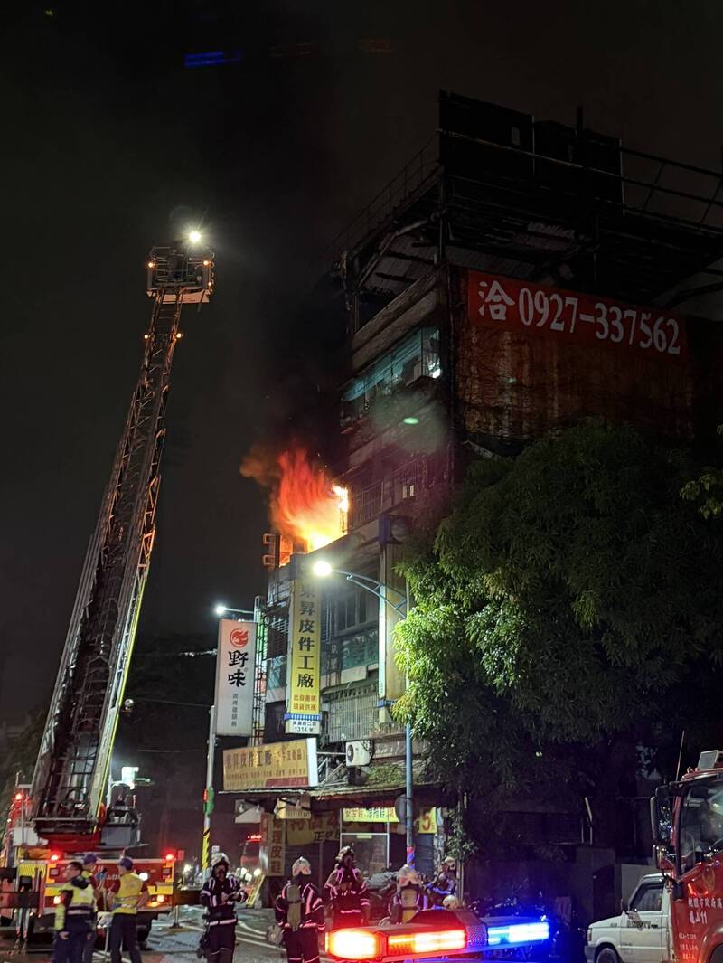 龟山民宅火灾,警方动员警力协助交管。(警方提供) 龟山民宅火灾,警方动员警力协助交管。(警方提供)