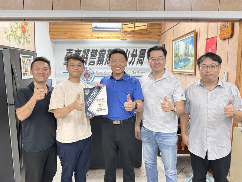 台东县关山分局破连续住宅窃案，县警局及东检赠破案茶。右起分局长龚士哲、主任检察官柯博龄、局长蔡燕明、专案小组侦查佐庄永长、侦查队长郑志舷。（记者黄明堂翻摄）