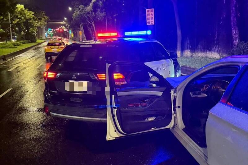 醉到睡在路中央！ 內湖男酒測0.57撞警車被員警破窗拖人