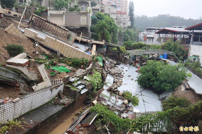 豪雨釀新店社區擋土牆坍塌 技師到場協助搶災、雨小再復建