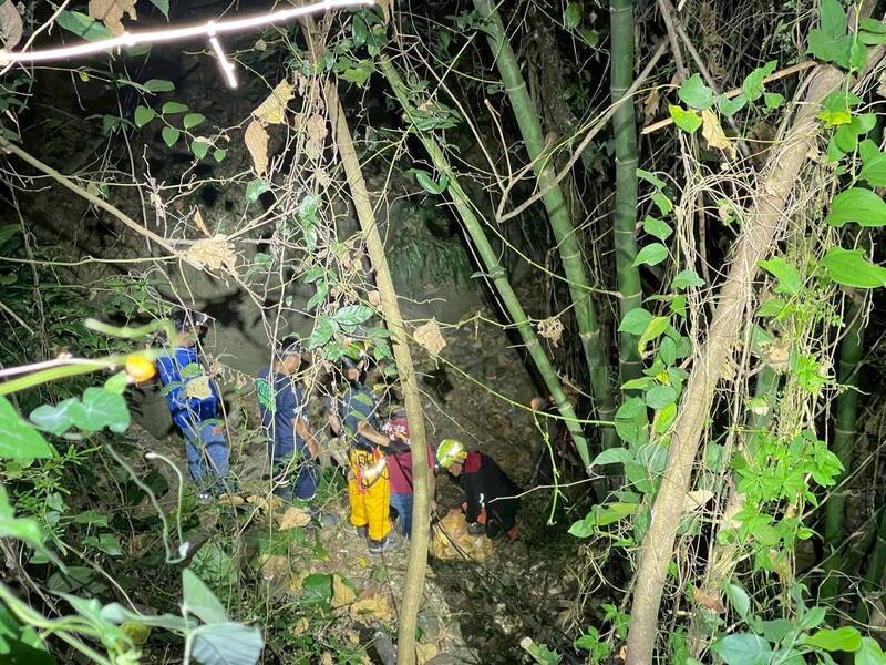 南投30歲男凌晨墜崖 循微弱嘔吐聲搜救到人