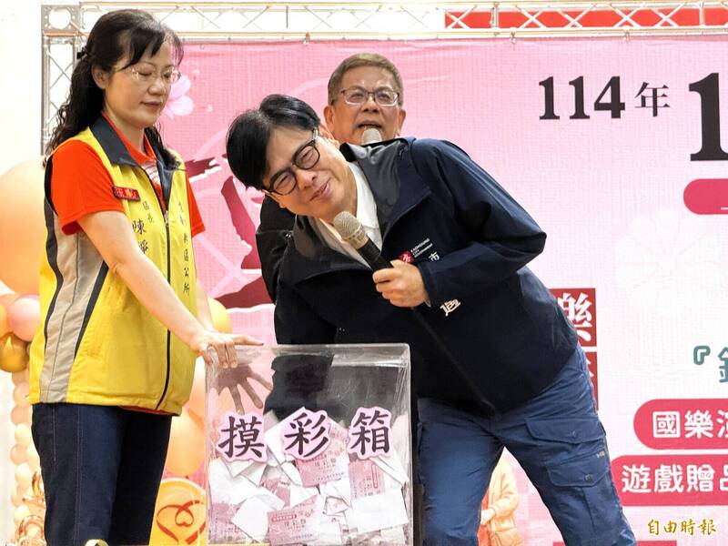 陳其邁出席重陽活動送電視又加碼紅包 吐槽許智傑「秀逗」