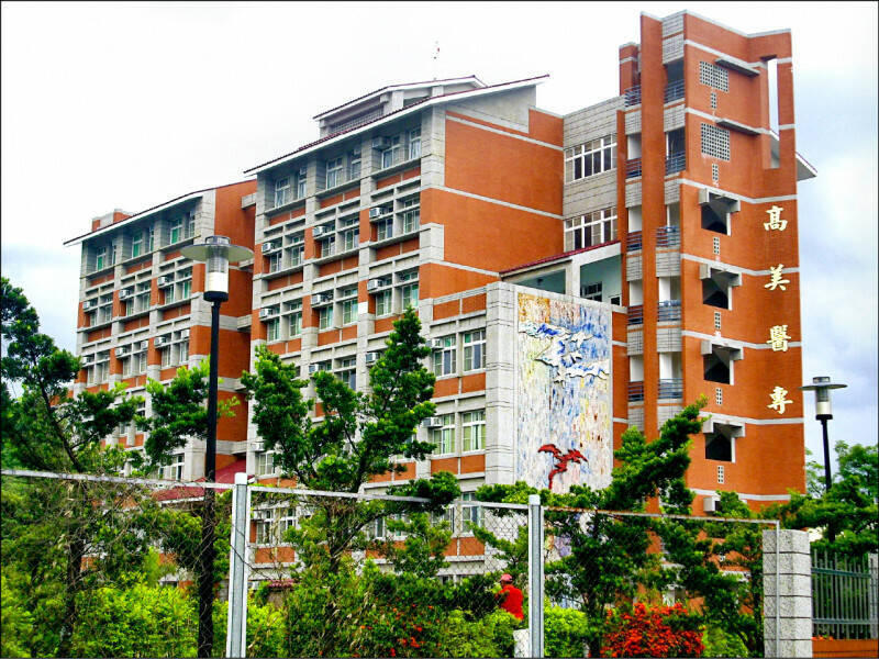 YouTuber探險直播「廢校遇男屍」 警帶筆錄上門「曉以大義」送辦