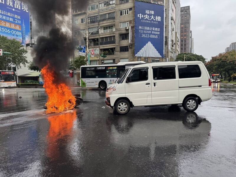 强大撞击力道造成机车瞬间起火燃烧。（记者郑景议翻摄）
