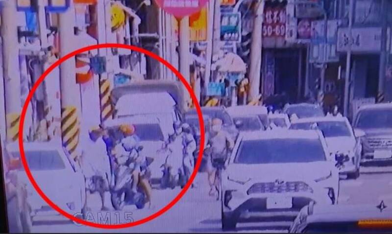 高雄惊传行车纠纷疑亮刀。（读者提供）