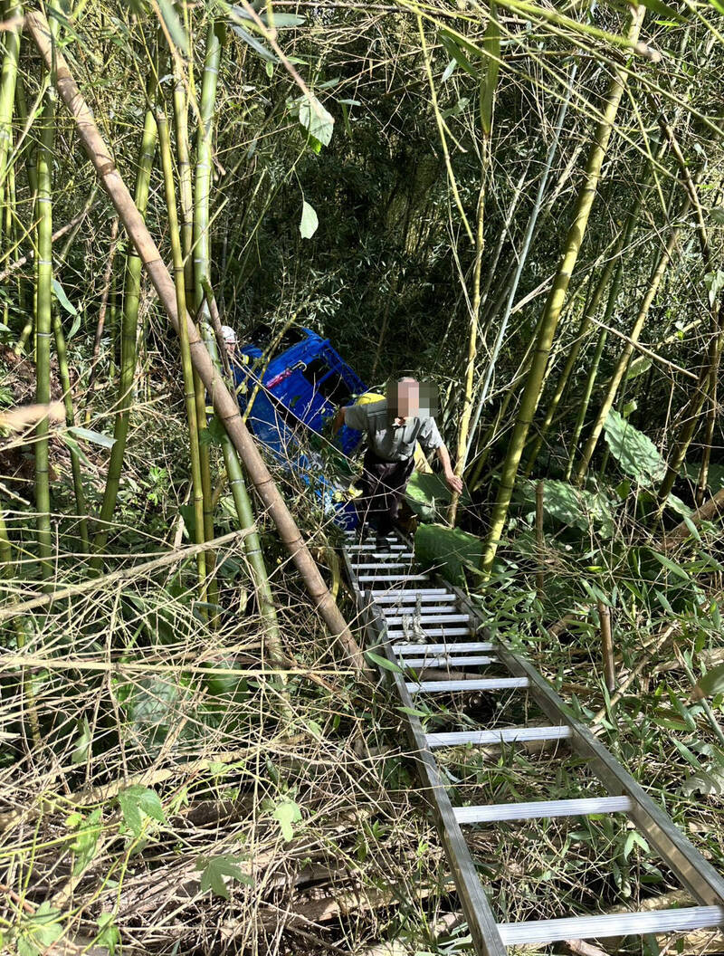 79岁老农脱困后自行走子上到路面。（南投县消防局提供）