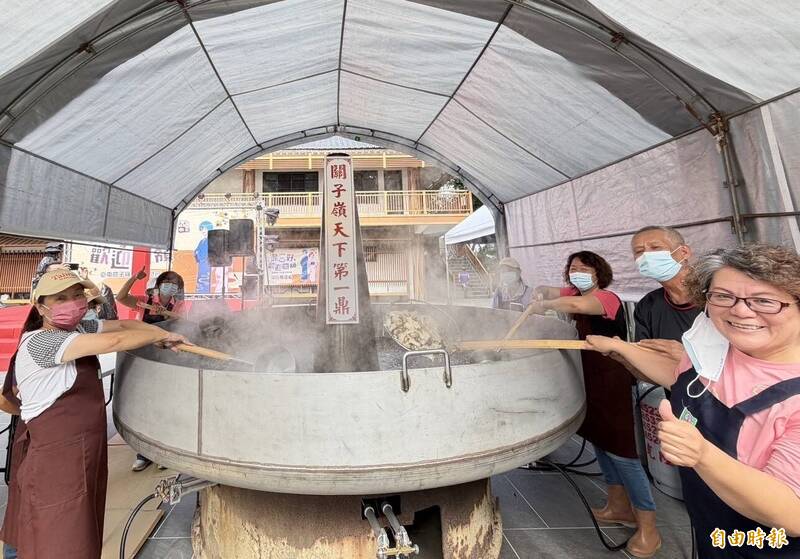 關子嶺溫泉美食節開幕  「天下第一鼎」千人香菇雞湯供不應求