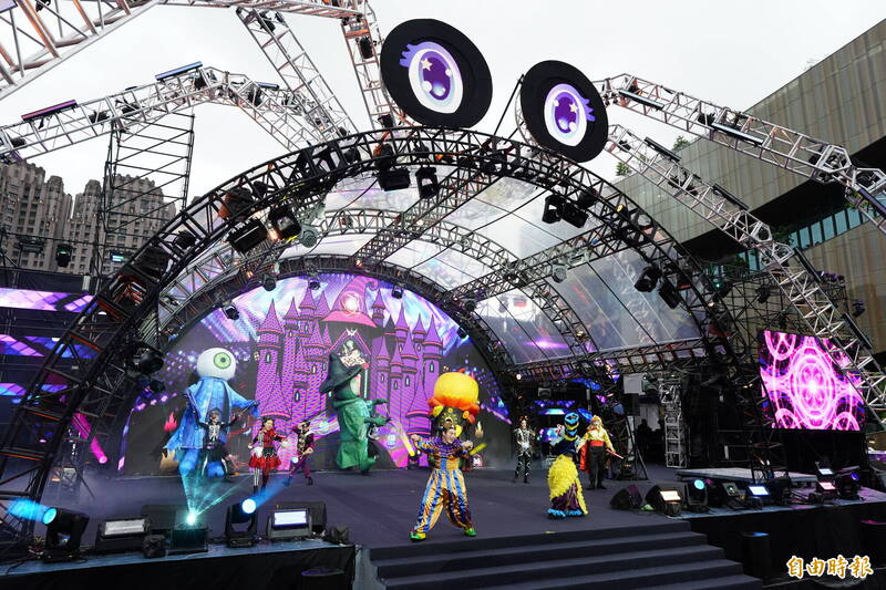 「桃園萬聖城」各種表演活動在13米高的「魔幻蜘蛛王」舞台上表演。(記者謝武雄攝) 「桃園萬聖城」各種表演活動在13米高的「魔幻蜘蛛王」舞台上表演。(記者謝武雄攝)