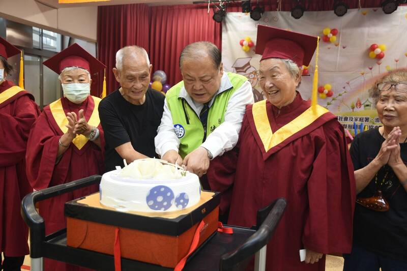 澎湖爺奶戴方帽穿畢業服 長青學苑結業秀才藝