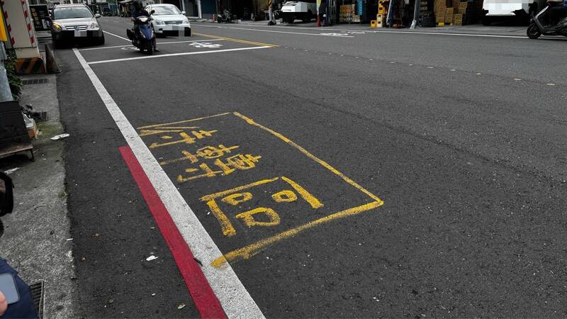 蝦米！屏東出現手繪版機車待轉區  網笑噴：可以停嗎？