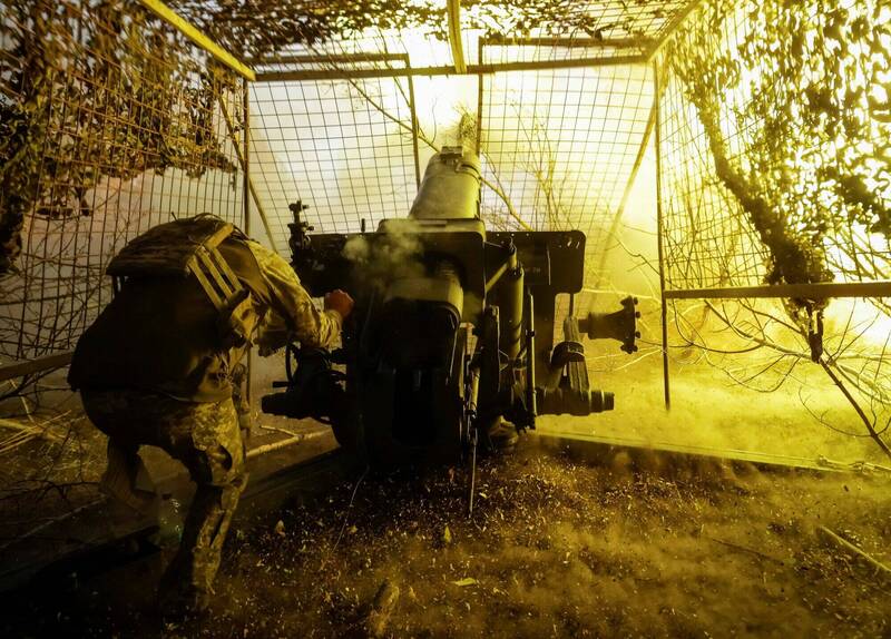 乌军在哈尔科夫开砲攻击俄军阵地。(路透档案照) 乌军在哈尔科夫开砲攻击俄军阵地。(路透档案照)