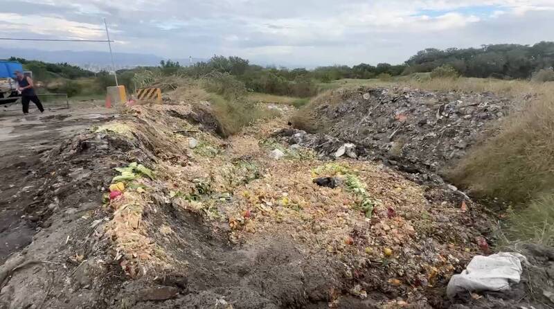 台中文山掩埋場廚餘堆肥曝曬生惡臭招蚊蠅 環保局長親上火線說明
