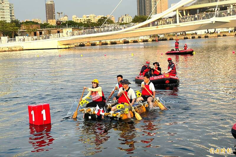 高雄創意造筏競賽登場 陳其邁、康裕成參賽成績曝光