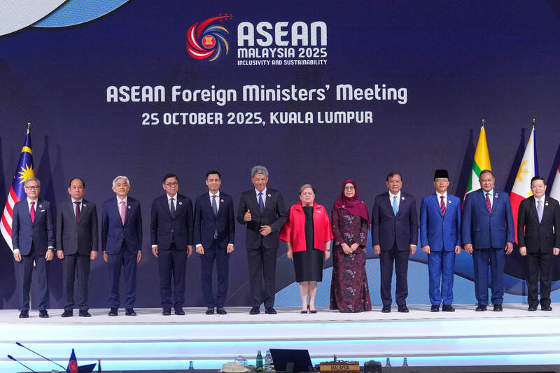 东协成员国外交部长25日举行会议,为翌日的领袖峰会铺路。(美联社) 东协成员国外交部长25日举行会议,为翌日的领袖峰会铺路。(美联社)