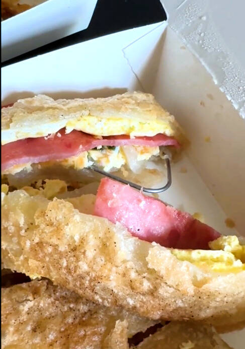 傻眼！高雄人氣早餐點蛋餅藏鐵勾 竟是打蛋器脫落