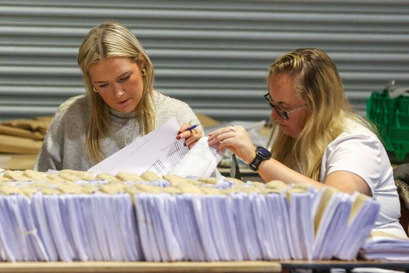 选务人员25日在都柏林展开大选计票工作。(法新社) 选务人员25日在都柏林展开大选计票工作。(法新社)